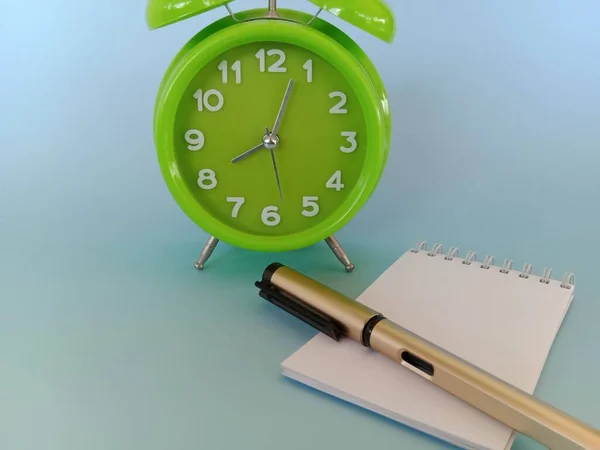 Reloj Despertador Verde Pluma Escritorio — Foto de Stock