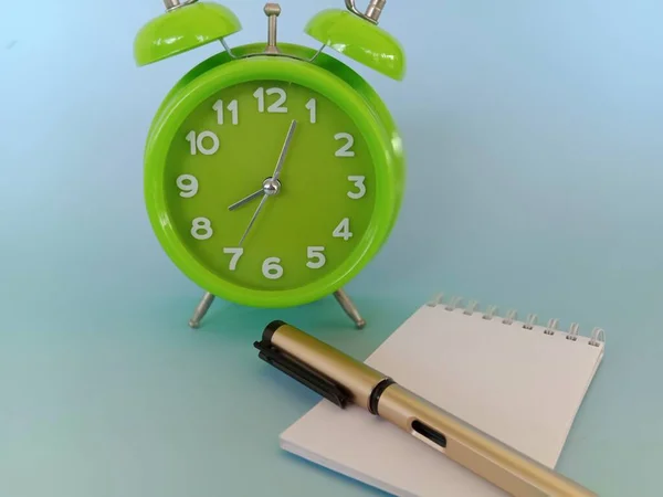 Reloj Despertador Verde Pluma Escritorio — Foto de Stock