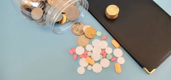 Varietà Pillole Monete Sul Tavolo — Foto Stock