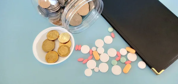 Varietà Pillole Monete Sul Tavolo — Foto Stock