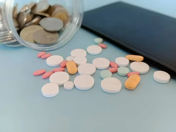 Ποικιλία Χάπια Και Κέρματα Στο Τραπέζι — Φωτογραφία Αρχείου