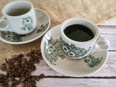 Geleneksel oryantal Çin kopitiam stili koyu kahve, kahve çekirdekli, klasik bardakta.