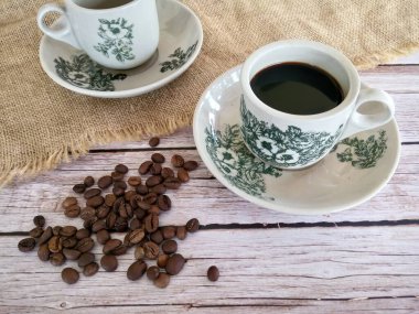 Geleneksel oryantal Çin kopitiam stili koyu kahve, kahve çekirdekli, klasik bardakta.