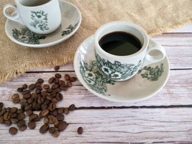 Geleneksel oryantal Çin kopitiam stili koyu kahve, kahve çekirdekli, klasik bardakta.