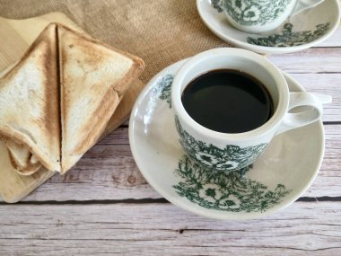 Geleneksel oryantal Çin kopitiam stili koyu kahve, kahve çekirdekli, klasik bardakta.