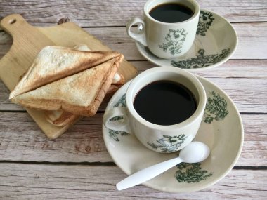 Geleneksel oryantal Çin kopitiam stili koyu kahve, kahve çekirdekli, klasik bardakta.