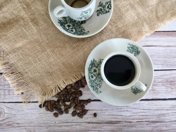 コーヒー豆とヴィンテージマグカップで伝統的な中国のコピティアムスタイルの黒コーヒー — ストック写真