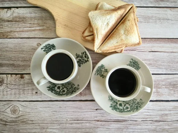 コーヒー豆とヴィンテージマグカップで伝統的な中国のコピティアムスタイルの黒コーヒー — ストック写真