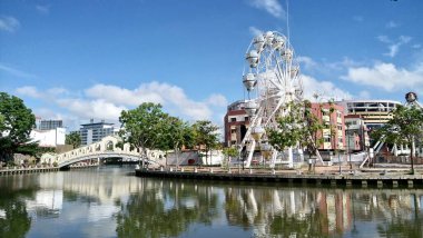 Melaka şehrinde Korsan Parkı mavi gökyüzüne karşı, Melaka, Malezya