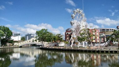 Melaka şehrinde Korsan Parkı mavi gökyüzüne karşı, Melaka, Malezya
