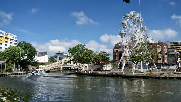 Melaka şehrinde Korsan Parkı mavi gökyüzüne karşı, Melaka, Malezya
