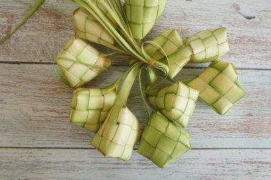 Ketupat (pirinç köftesi), Güney Doğu Asya 'da festival sezonunda yapılan yerel bir lezzettir. Ketupat, pilav pişirmek için taze hindistan cevizi yapraklarından yapılan doğal pirinç kabı.