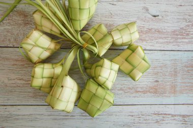 Ketupat (pirinç köftesi), Güney Doğu Asya 'da festival sezonunda yapılan yerel bir lezzettir. Ketupat, pilav pişirmek için taze hindistan cevizi yapraklarından yapılan doğal pirinç kabı.