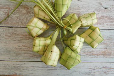 Ketupat (pirinç köftesi), Güney Doğu Asya 'da festival sezonunda yapılan yerel bir lezzettir. Ketupat, pilav pişirmek için taze hindistan cevizi yapraklarından yapılan doğal pirinç kabı.