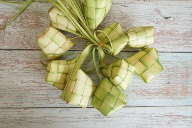 Ketupat (pirinç köftesi), Güney Doğu Asya 'da festival sezonunda yapılan yerel bir lezzettir. Ketupat, pilav pişirmek için taze hindistan cevizi yapraklarından yapılan doğal pirinç kabı.