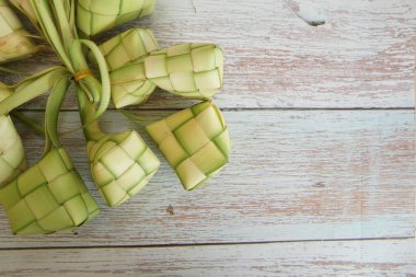 Ketupat (pirinç köftesi), Güney Doğu Asya 'da festival sezonunda yapılan yerel bir lezzettir. Ketupat, pilav pişirmek için taze hindistan cevizi yapraklarından yapılan doğal pirinç kabı.