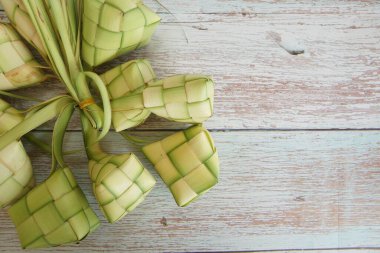 Ketupat (pirinç köftesi), Güney Doğu Asya 'da festival sezonunda yapılan yerel bir lezzettir. Ketupat, pilav pişirmek için taze hindistan cevizi yapraklarından yapılan doğal pirinç kabı.