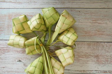 Ketupat (pirinç köftesi), Güney Doğu Asya 'da festival sezonunda yapılan yerel bir lezzettir. Ketupat, pilav pişirmek için taze hindistan cevizi yapraklarından yapılan doğal pirinç kabı.