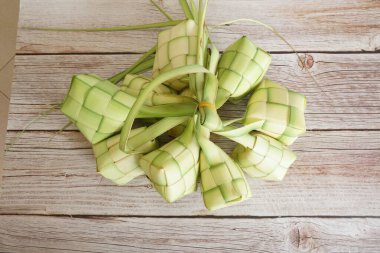 Ketupat (pirinç köftesi), Güney Doğu Asya 'da festival sezonunda yapılan yerel bir lezzettir. Ketupat, pilav pişirmek için taze hindistan cevizi yapraklarından yapılan doğal pirinç kabı.