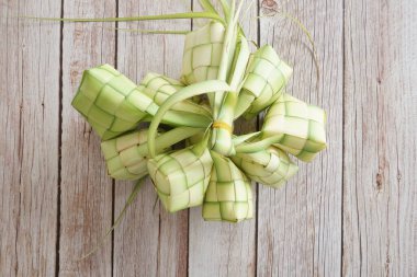 Ketupat (pirinç köftesi), Güney Doğu Asya 'da festival sezonunda yapılan yerel bir lezzettir. Ketupat, pilav pişirmek için taze hindistan cevizi yapraklarından yapılan doğal pirinç kabı.