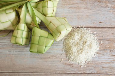 Ketupat (pirinç köftesi), Güney Doğu Asya 'da festival sezonunda yapılan yerel bir lezzettir. Ketupat, pilav pişirmek için taze hindistan cevizi yapraklarından yapılan doğal pirinç kabı.