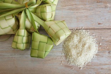 Ketupat (pirinç köftesi), Güney Doğu Asya 'da festival sezonunda yapılan yerel bir lezzettir. Ketupat, pilav pişirmek için taze hindistan cevizi yapraklarından yapılan doğal pirinç kabı.