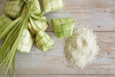 Ketupat (pirinç köftesi), Güney Doğu Asya 'da festival sezonunda yapılan yerel bir lezzettir. Ketupat, pilav pişirmek için taze hindistan cevizi yapraklarından yapılan doğal pirinç kabı.