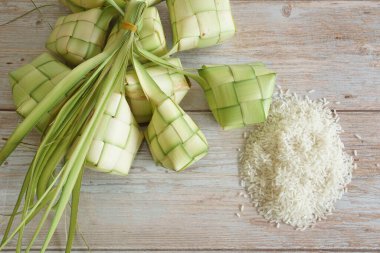 Ketupat (pirinç köftesi), Güney Doğu Asya 'da festival sezonunda yapılan yerel bir lezzettir. Ketupat, pilav pişirmek için taze hindistan cevizi yapraklarından yapılan doğal pirinç kabı.