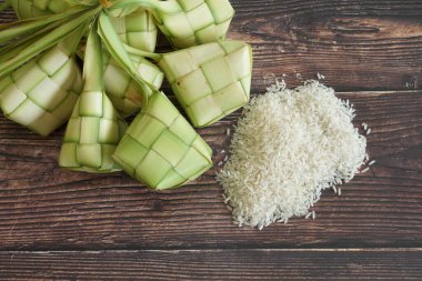 Ketupat (pirinç köftesi), Güney Doğu Asya 'da festival sezonunda yapılan yerel bir lezzettir. Ketupat, pilav pişirmek için taze hindistan cevizi yapraklarından yapılan doğal pirinç kabı.