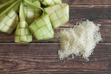 Ketupat (pirinç köftesi), Güney Doğu Asya 'da festival sezonunda yapılan yerel bir lezzettir. Ketupat, pilav pişirmek için taze hindistan cevizi yapraklarından yapılan doğal pirinç kabı.