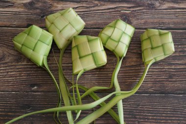 Ketupat (pirinç köftesi), Güney Doğu Asya 'da festival sezonunda yapılan yerel bir lezzettir. Ketupat, pilav pişirmek için taze hindistan cevizi yapraklarından yapılan doğal pirinç kabı.