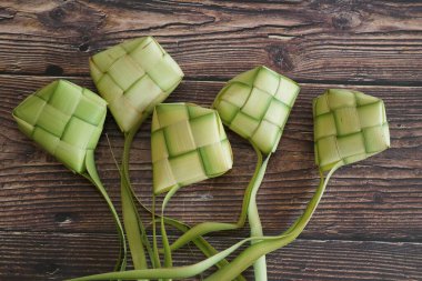 Ketupat (pirinç köftesi), Güney Doğu Asya 'da festival sezonunda yapılan yerel bir lezzettir. Ketupat, pilav pişirmek için taze hindistan cevizi yapraklarından yapılan doğal pirinç kabı.