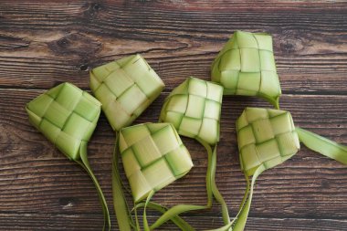 Ketupat (pirinç köftesi), Güney Doğu Asya 'da festival sezonunda yapılan yerel bir lezzettir. Ketupat, pilav pişirmek için taze hindistan cevizi yapraklarından yapılan doğal pirinç kabı.