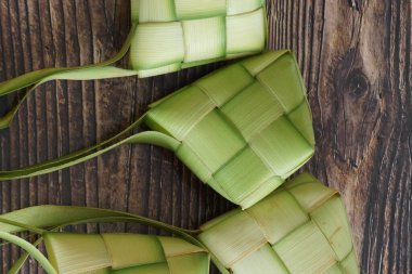 Ketupat (pirinç köftesi), Güney Doğu Asya 'da festival sezonunda yapılan yerel bir lezzettir. Ketupat, pilav pişirmek için taze hindistan cevizi yapraklarından yapılan doğal pirinç kabı.