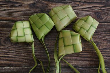 Ketupat (pirinç köftesi), Güney Doğu Asya 'da festival sezonunda yapılan yerel bir lezzettir. Ketupat, pilav pişirmek için taze hindistan cevizi yapraklarından yapılan doğal pirinç kabı.