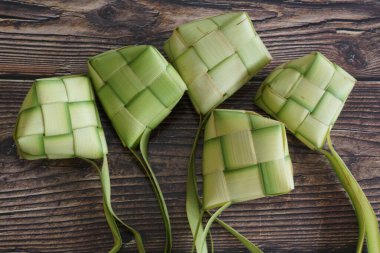 Ketupat (pirinç köftesi), Güney Doğu Asya 'da festival sezonunda yapılan yerel bir lezzettir. Ketupat, pilav pişirmek için taze hindistan cevizi yapraklarından yapılan doğal pirinç kabı.