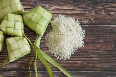 Ketupat (pirinç köftesi), Güney Doğu Asya 'da festival sezonunda yapılan yerel bir lezzettir. Ketupat, pilav pişirmek için taze hindistan cevizi yapraklarından yapılan doğal pirinç kabı.