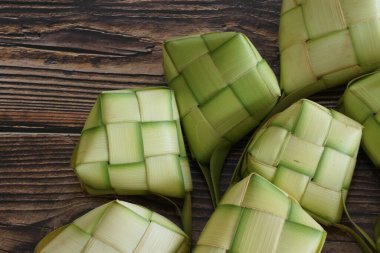 Ketupat (pirinç köftesi), Güney Doğu Asya 'da festival sezonunda yapılan yerel bir lezzettir. Ketupat, pilav pişirmek için taze hindistan cevizi yapraklarından yapılan doğal pirinç kabı.