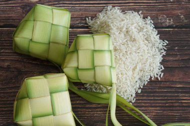 Ketupat (pirinç köftesi), Güney Doğu Asya 'da festival sezonunda yapılan yerel bir lezzettir. Ketupat, pilav pişirmek için taze hindistan cevizi yapraklarından yapılan doğal pirinç kabı.