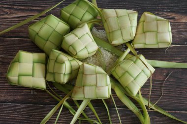 Ketupat (pirinç köftesi), Güney Doğu Asya 'da festival sezonunda yapılan yerel bir lezzettir. Ketupat, pilav pişirmek için taze hindistan cevizi yapraklarından yapılan doğal pirinç kabı.
