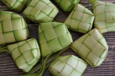 Ketupat (pirinç köftesi), Güney Doğu Asya 'da festival sezonunda yapılan yerel bir lezzettir. Ketupat, pilav pişirmek için taze hindistan cevizi yapraklarından yapılan doğal pirinç kabı.