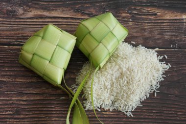 Ketupat (pirinç köftesi), Güney Doğu Asya 'da festival sezonunda yapılan yerel bir lezzettir. Ketupat, pilav pişirmek için taze hindistan cevizi yapraklarından yapılan doğal pirinç kabı.