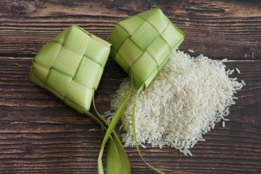 Ketupat (pirinç köftesi), Güney Doğu Asya 'da festival sezonunda yapılan yerel bir lezzettir. Ketupat, pilav pişirmek için taze hindistan cevizi yapraklarından yapılan doğal pirinç kabı.