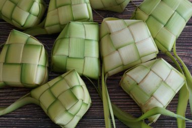 Ketupat (pirinç köftesi), Güney Doğu Asya 'da festival sezonunda yapılan yerel bir lezzettir. Ketupat, pilav pişirmek için taze hindistan cevizi yapraklarından yapılan doğal pirinç kabı.