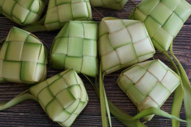 Ketupat (pirinç köftesi), Güney Doğu Asya 'da festival sezonunda yapılan yerel bir lezzettir. Ketupat, pilav pişirmek için taze hindistan cevizi yapraklarından yapılan doğal pirinç kabı.