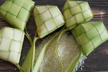 Ketupat (pirinç köftesi), Güney Doğu Asya 'da festival sezonunda yapılan yerel bir lezzettir. Ketupat, pilav pişirmek için taze hindistan cevizi yapraklarından yapılan doğal pirinç kabı.
