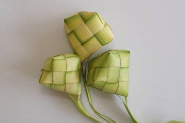 Ketupat (pirinç köftesi), Güney Doğu Asya 'da festival sezonunda yapılan yerel bir lezzettir. Ketupat, pilav pişirmek için taze hindistan cevizi yapraklarından yapılan doğal pirinç kabı.