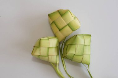 Ketupat (pirinç köftesi), Güney Doğu Asya 'da festival sezonunda yapılan yerel bir lezzettir. Ketupat, pilav pişirmek için taze hindistan cevizi yapraklarından yapılan doğal pirinç kabı.