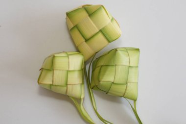 Ketupat (pirinç köftesi), Güney Doğu Asya 'da festival sezonunda yapılan yerel bir lezzettir. Ketupat, pilav pişirmek için taze hindistan cevizi yapraklarından yapılan doğal pirinç kabı.
