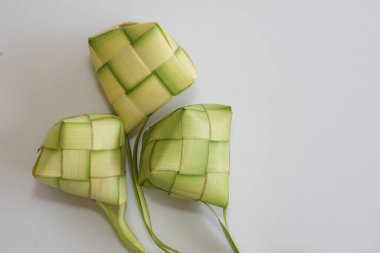 Ketupat (pirinç köftesi), Güney Doğu Asya 'da festival sezonunda yapılan yerel bir lezzettir. Ketupat, pilav pişirmek için taze hindistan cevizi yapraklarından yapılan doğal pirinç kabı.